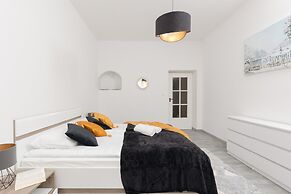 Warsaw Mickiewicza Apartment by Renters