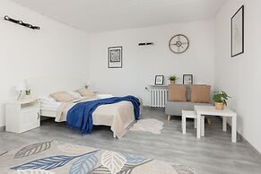 Warsaw Mickiewicza Apartment by Renters
