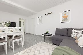 Warsaw Mickiewicza Apartment by Renters