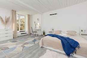 Warsaw Mickiewicza Apartment by Renters