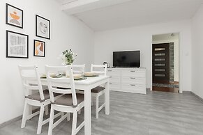 Warsaw Mickiewicza Apartment by Renters