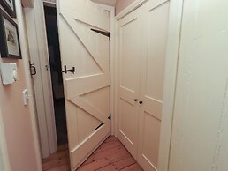 Armstrong Cottages No6