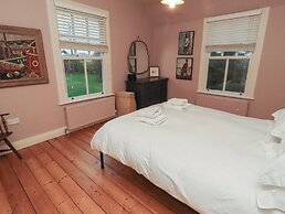 Armstrong Cottages No6