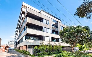 StayCentral - Hawthorn East - Study, 2 Car spaces