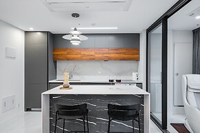 Seocho Intoraon Hotel and Residence