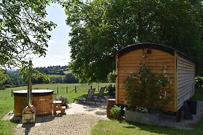 Shephards Hut With Hot Tub in the Cotswolds