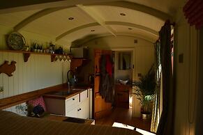 Shephards Hut With Hot Tub in the Cotswolds