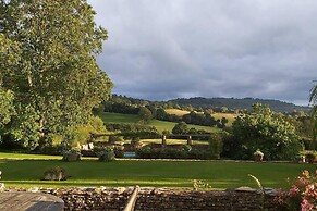 Shephards Hut With Hot Tub in the Cotswolds