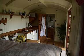 Shephards Hut With Hot Tub in the Cotswolds
