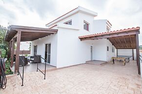 Protaras Holiday Villa Ds54 / 3 Bedroom Villa in the Center