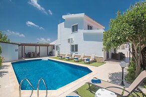 Protaras Holiday Villa Ds54, 3 Bedroom Villa in the Center