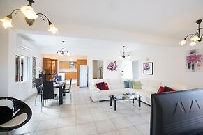 Protaras Holiday Villa Ds54, 3 Bedroom Villa in the Center