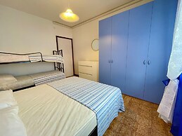 Beachside Flat With Shared Pool