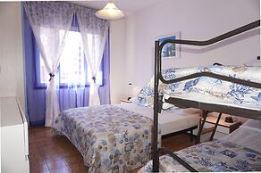 Beachside Flat With Shared Pool