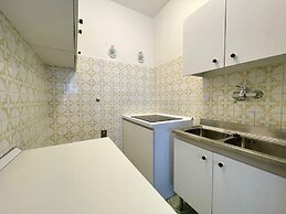 Beachside Flat With Shared Pool
