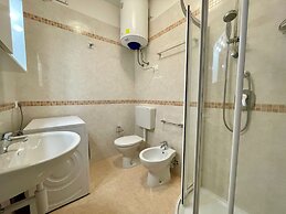 Beachside Flat With Shared Pool