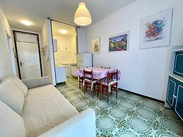 Beachside Flat With Shared Pool