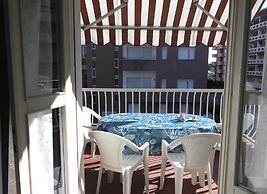 Beachside Flat With Shared Pool