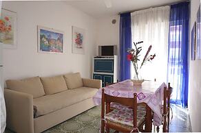 Beachside Flat With Shared Pool