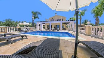 Fabulous Villa In Coral Bay Near Beach, Amenities