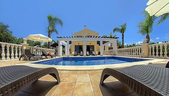 Fabulous Villa In Coral Bay Near Beach, Amenities