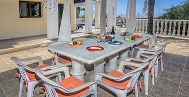 Fabulous Villa In Coral Bay Near Beach, Amenities