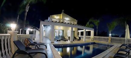 Fabulous Villa In Coral Bay Near Beach, Amenities
