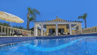 Fabulous Villa In Coral Bay Near Beach, Amenities