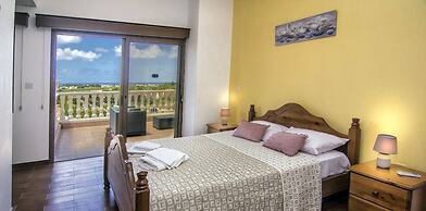 Fabulous Villa In Coral Bay Near Beach, Amenities