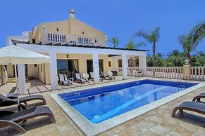 Fabulous Villa In Coral Bay Near Beach, Amenities