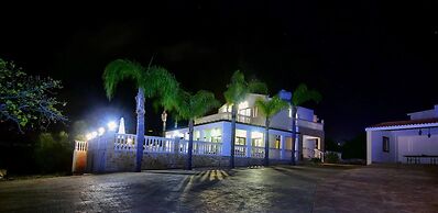 Fabulous Villa In Coral Bay Near Beach, Amenities