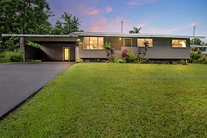 Stay On The Scenic Route! 7 Min Drive To Hilo 3 Bedroom Home by Redawn