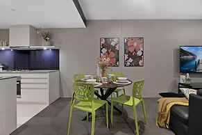 Circle on Cavill - Wow Stay