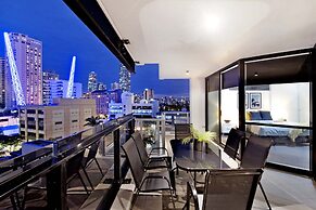 Circle on Cavill - Wow Stay