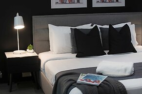 Circle on Cavill - Wow Stay