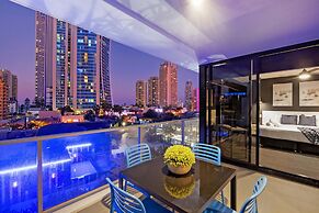 Circle on Cavill - Wow Stay