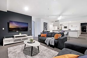 Circle on Cavill - Wow Stay