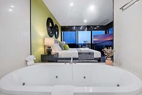 Circle on Cavill - Wow Stay