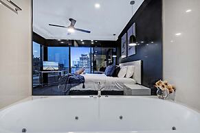 Circle on Cavill - Wow Stay