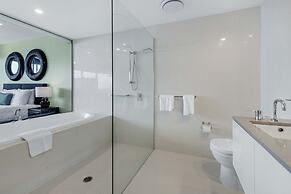 Circle on Cavill - Wow Stay