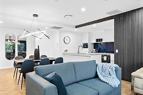 Circle on Cavill - Wow Stay