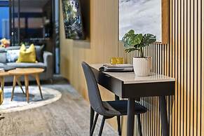 Circle on Cavill - Wow Stay