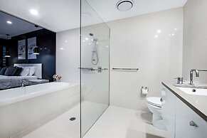 Circle on Cavill - Wow Stay