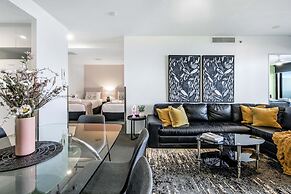 Circle on Cavill - Wow Stay