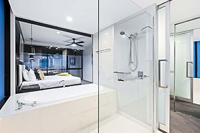 Circle on Cavill - Wow Stay