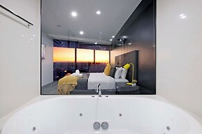 Circle on Cavill - Wow Stay