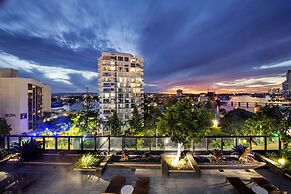 Circle on Cavill - Wow Stay