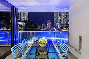 Circle on Cavill - Wow Stay