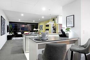 Circle on Cavill - Wow Stay