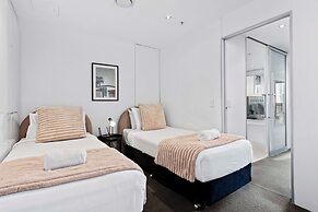 Circle on Cavill - Wow Stay